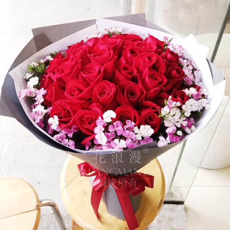 结婚纪念日送什么花？送红玫瑰、它是结婚纪念日的经典选择