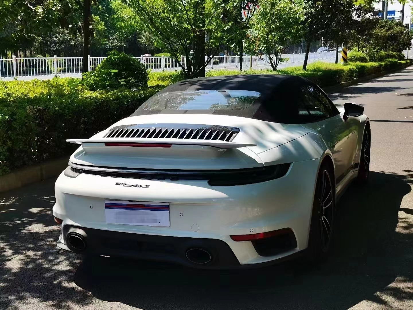 保时捷敞篷跑车2022款(实拍新款保时捷 992稀有黑灰顶棚)