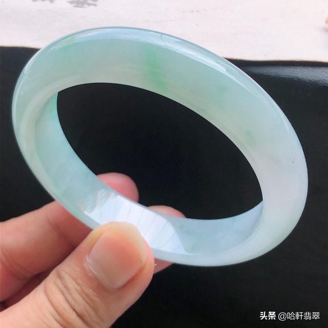 翡翠手镯一般多少钱，乌鸡种翡翠手镯一般多少钱（1万块和10万块的翡翠手镯）