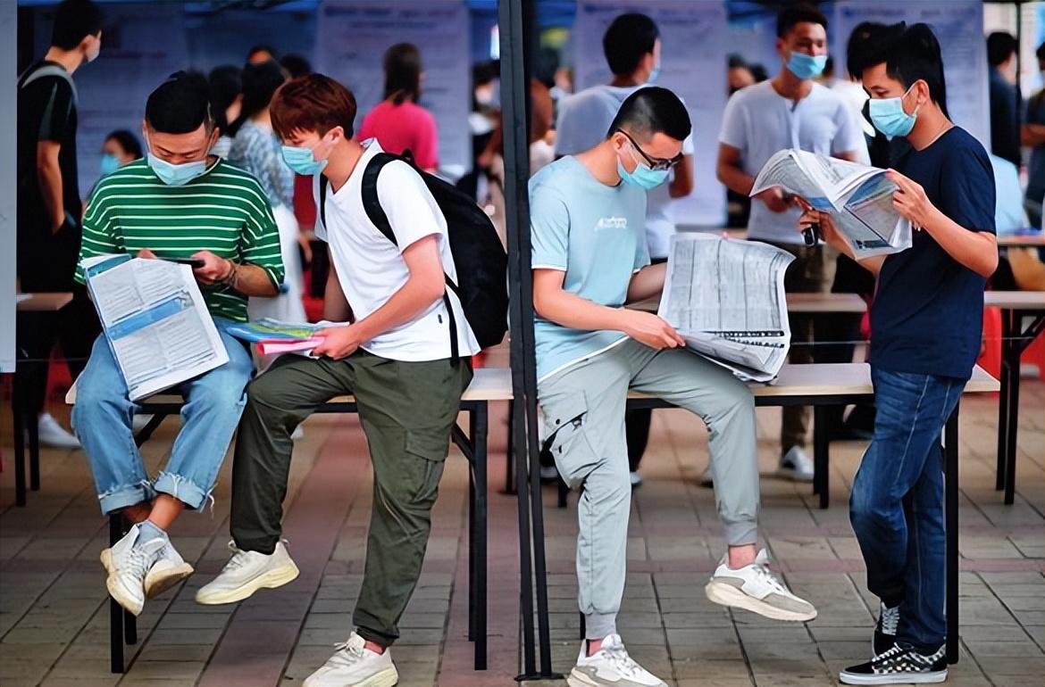 给母校的毕业赠言短句，给母校的毕业赠言有哪些（二三本学生毕业后可以选择哪些道路）