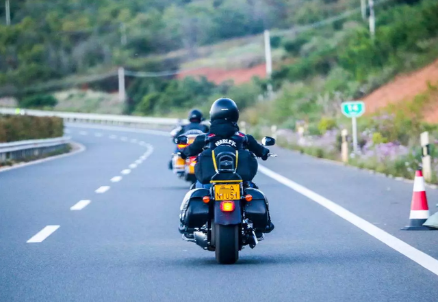 摩托车上高速需要什么条件，摩托车能不能上高速