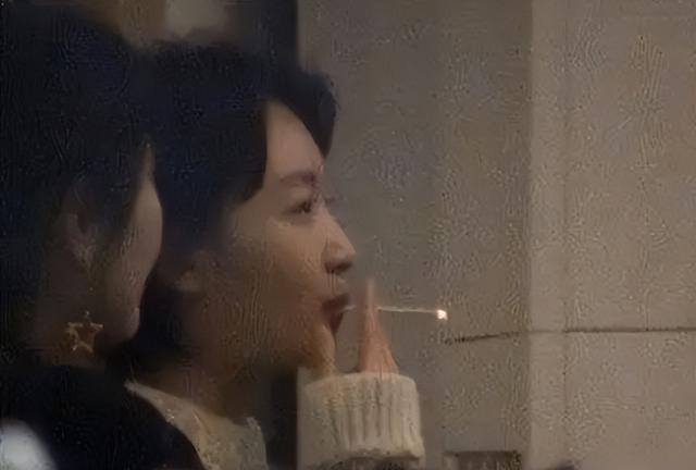 吸烟女生头像微信，吸烟女生头像（浪姐聚会被拍到室内抽烟）