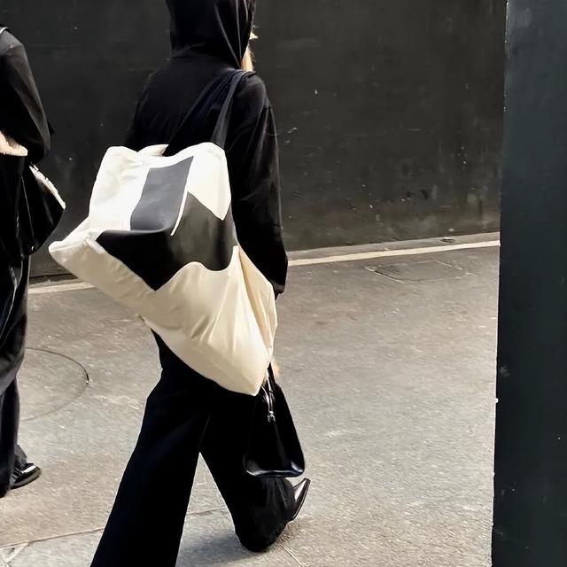 表达自己不开心的说说句子，表达自己不开心的说说句子简短（适合心情失落的发圈文案）