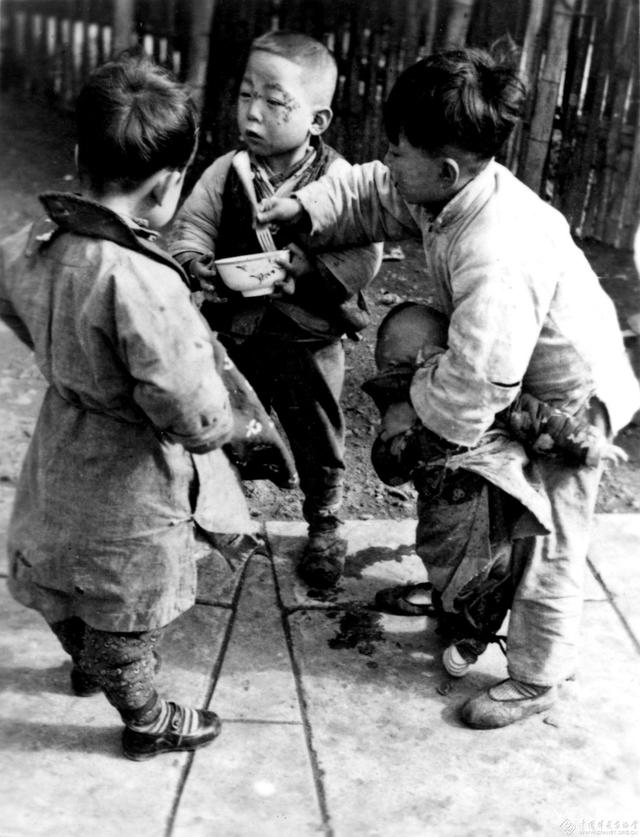 余光文的人物简介，余光中的简介与生平事迹（中国人民革命摄影事业的奠基人）