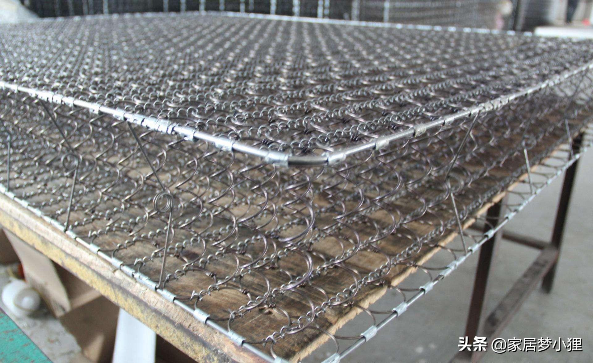 整网弹簧床垫,伴侣翻身或者动的时候,容易有异响,抗干扰性差.