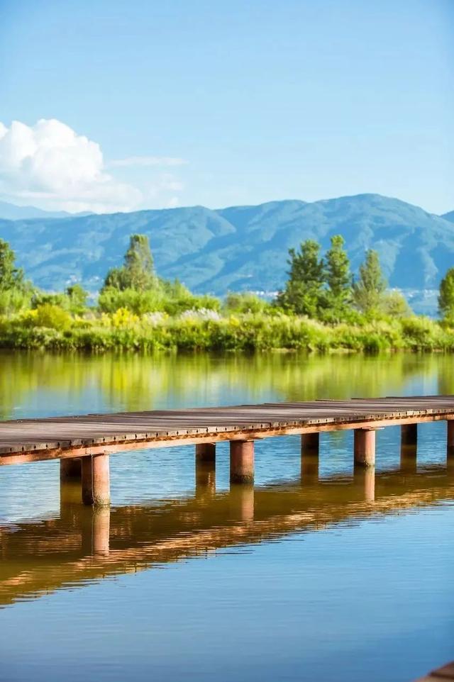 七八月份最适合旅游的地方，7-8月最适合旅游的地方（探索天地间的五光十色）