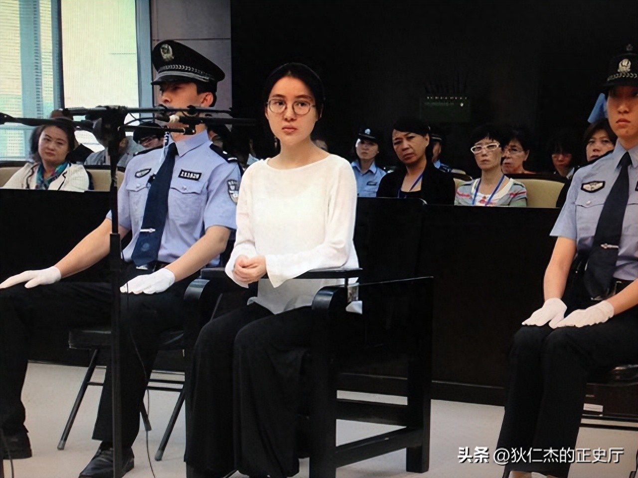 郭美美出狱！32岁模样大变，回湖南老家生活，用7988元最新款手机