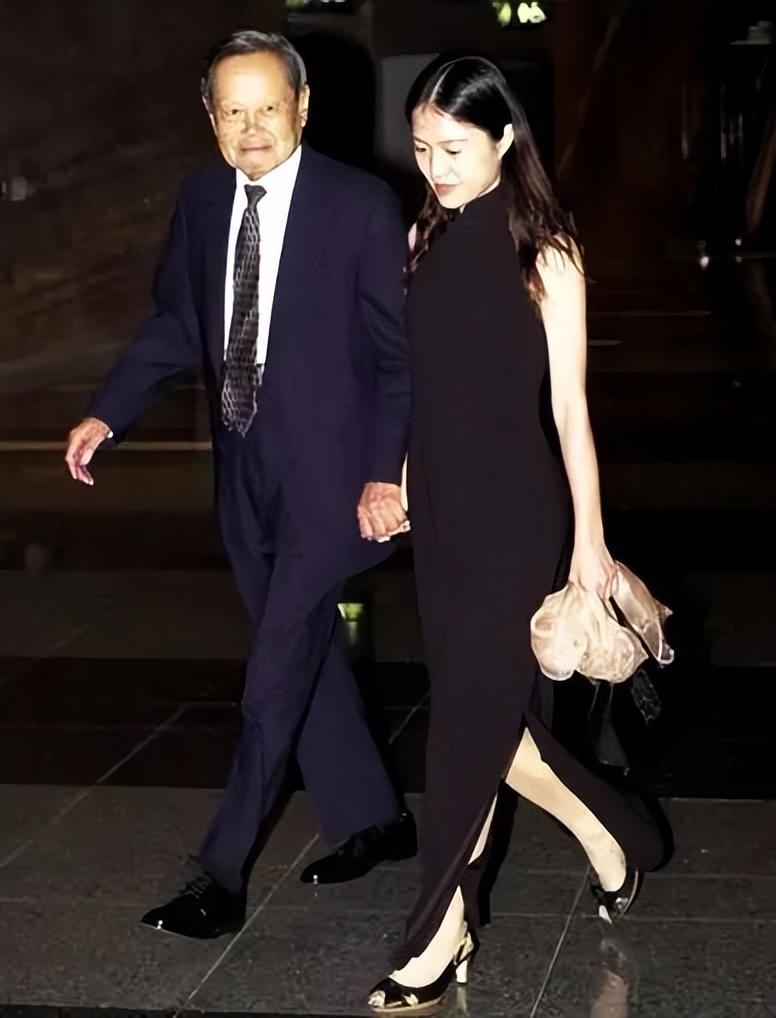 因为杨振宁和妻子翁帆相差54岁!