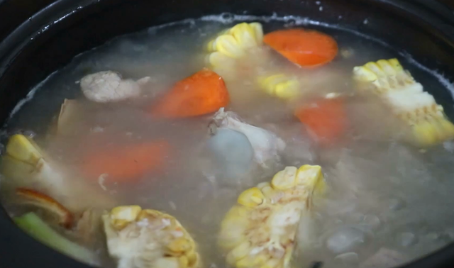 怎样速成高汤砂锅面用的汤，砂锅面的汤怎么做（熬骨头汤记住一定放这3种香料）