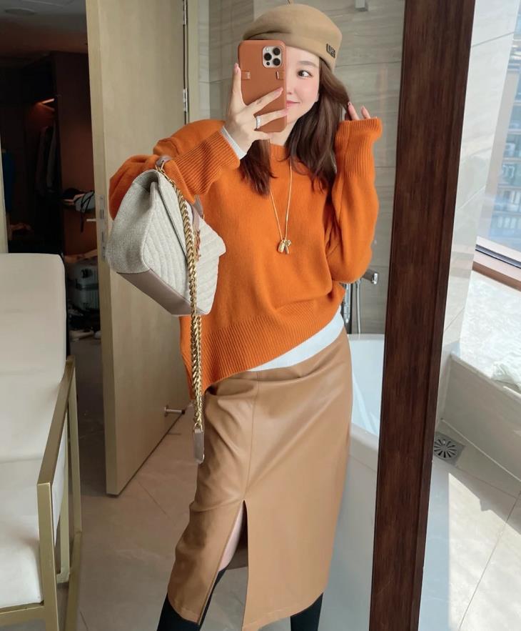 不可否认,这几zhong颜色的毛衣穿起来也很百搭耐看,但是对于不懂搭配