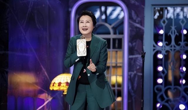 张凯丽气质真不错，墨绿色套装配黑色打底时髦洋气，看着不像59岁