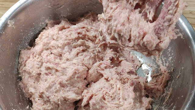 怎么自己做鱼丸，怎么自己做鱼丸吃（切记不要放面粉和淀粉）