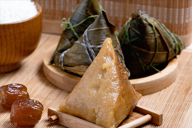 三角粽怎么包，三角粽怎么包慢动作（加凉水还是开水）