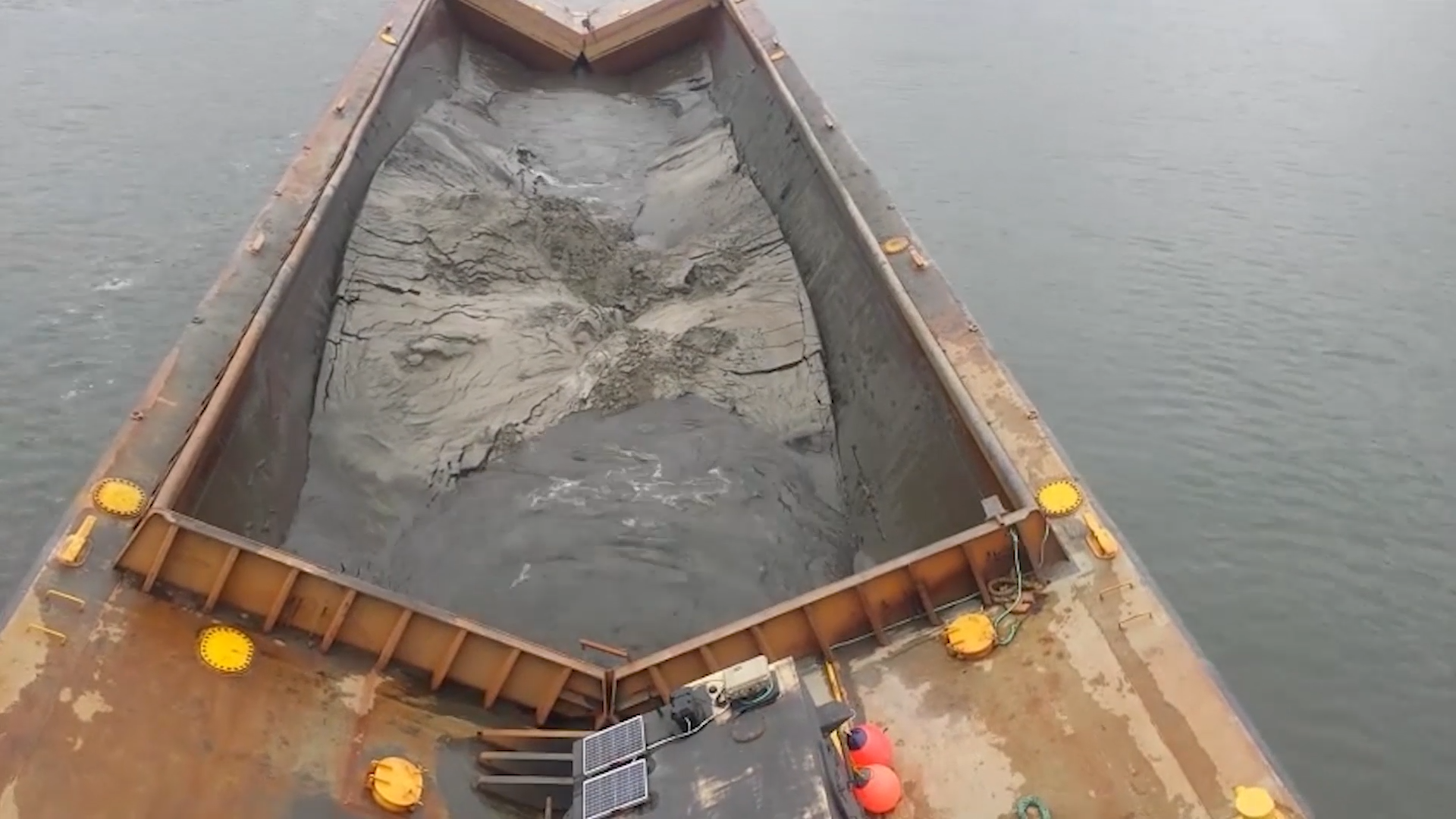 如何用挖掘机填海造陆?- 揭秘42米臂长挖掘机的精准填海技术