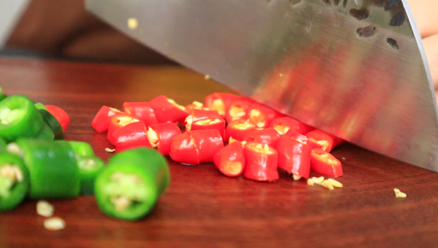 炒鸡腿肉的家常做法，青椒炒鸡腿的家常做法（私藏多年的“生炒鸡肉”）