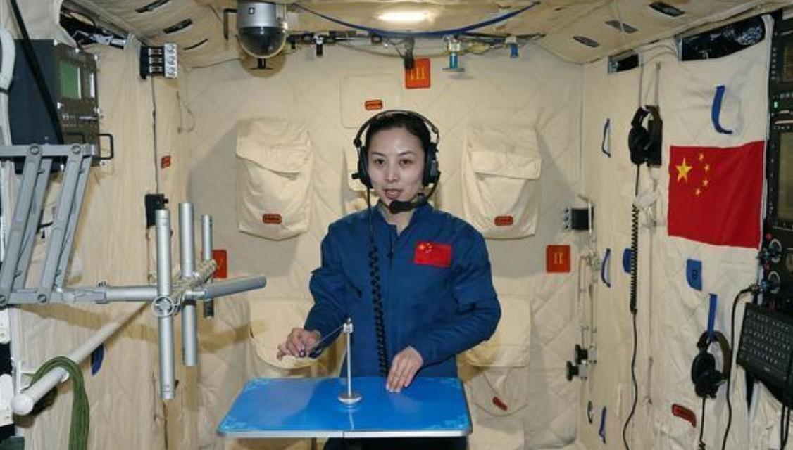 首位升天女航天员是谁(王亚平上天回来后,36岁高龄为丈夫生下一个女儿