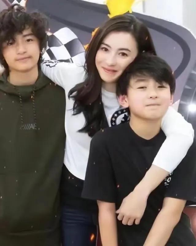 周星驰几个孩(42岁张柏芝:生三个儿子,大儿子最像谢霆锋,小儿子年仅四