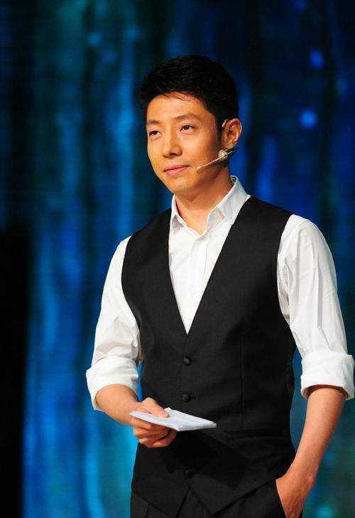 撒贝宁现在婚姻情况，外国洋娇妻温柔可爱