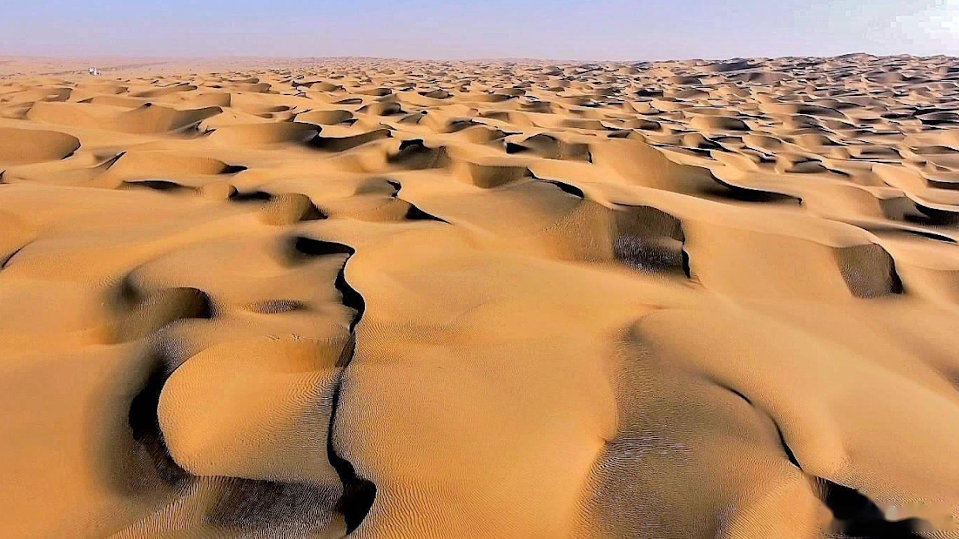 中国最大沙漠唯一小镇,2万人生活在300里黄沙中,你知道它的名字吗?