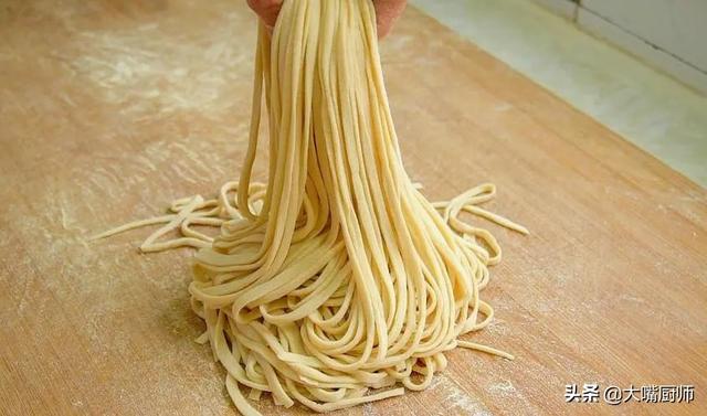 手擀面怎么做好吃，菠菜手擀面怎么做好吃（爽滑筋道营养高）