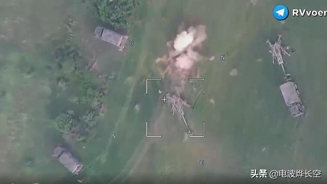 俄军首次成功打击乌克兰M777！自杀无人机俯冲攻击，钢珠覆盖炮手-图1