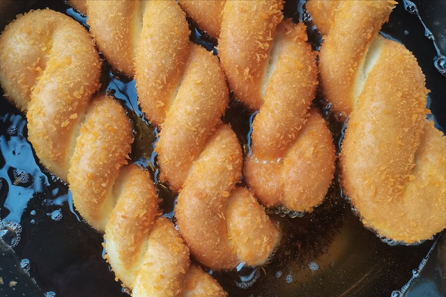 酸奶麻花制作方法，酸奶麻花制作方法窍门（自制酸奶大麻花）