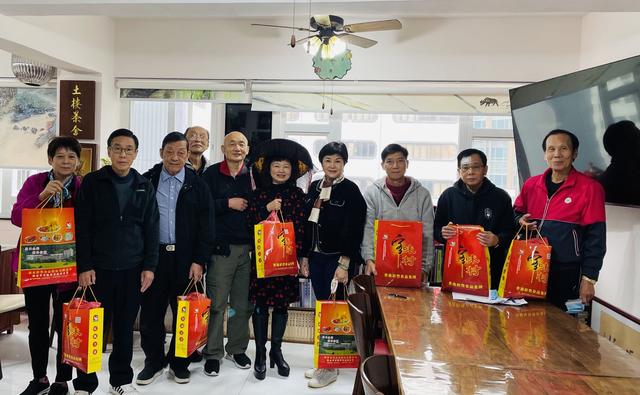 去梅州过年要送什么礼物，派发贺年礼物随感