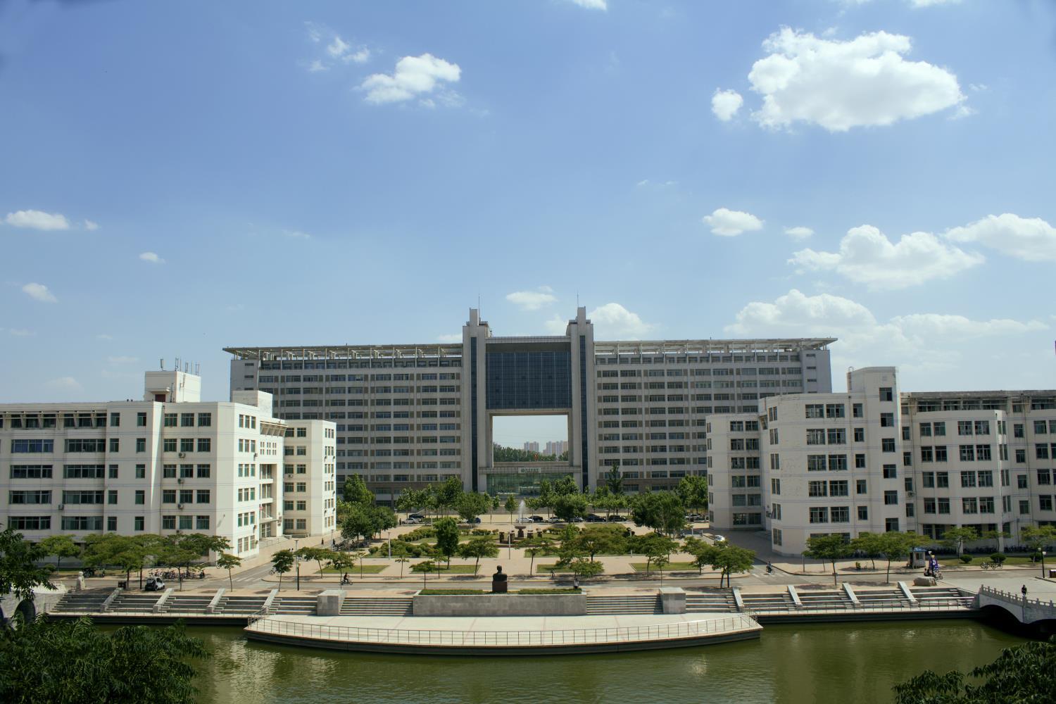 临沂大学占地面积亚洲第一(聊城大学与临沂大学分析对比)