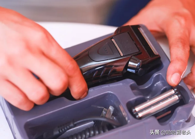 电动剃须刀怎么用，电动剃须刀怎么用不会刮伤（如何使用电动剃须刀剃须）
