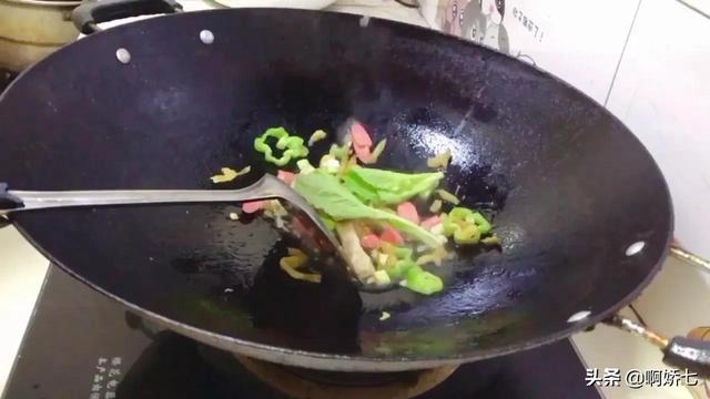 炒米线用冷水还是热水浸泡（其实在家做也用不了几分钟）