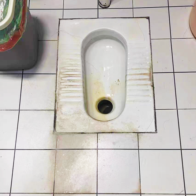 洗厕所污垢用什么最好，厕所污渍用什么处理最有效（这些方法简单又实用）