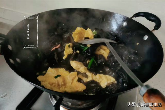 炒鸭蛋怎么做好吃，炒鸭蛋怎么做好吃窍门（春季少吃鸡蛋多吃鸭蛋）