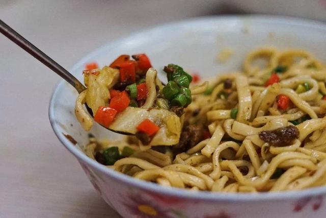 西安美食排行榜前十，西安美食排行榜前十名（陕西最具地方特色的10碗面）