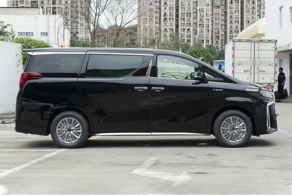 前脸采用了黑色展翼格栅,车标采用了金色风格.