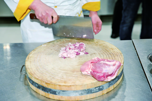 汆丸子汤的制作，清淡爽口的生汆丸子汤