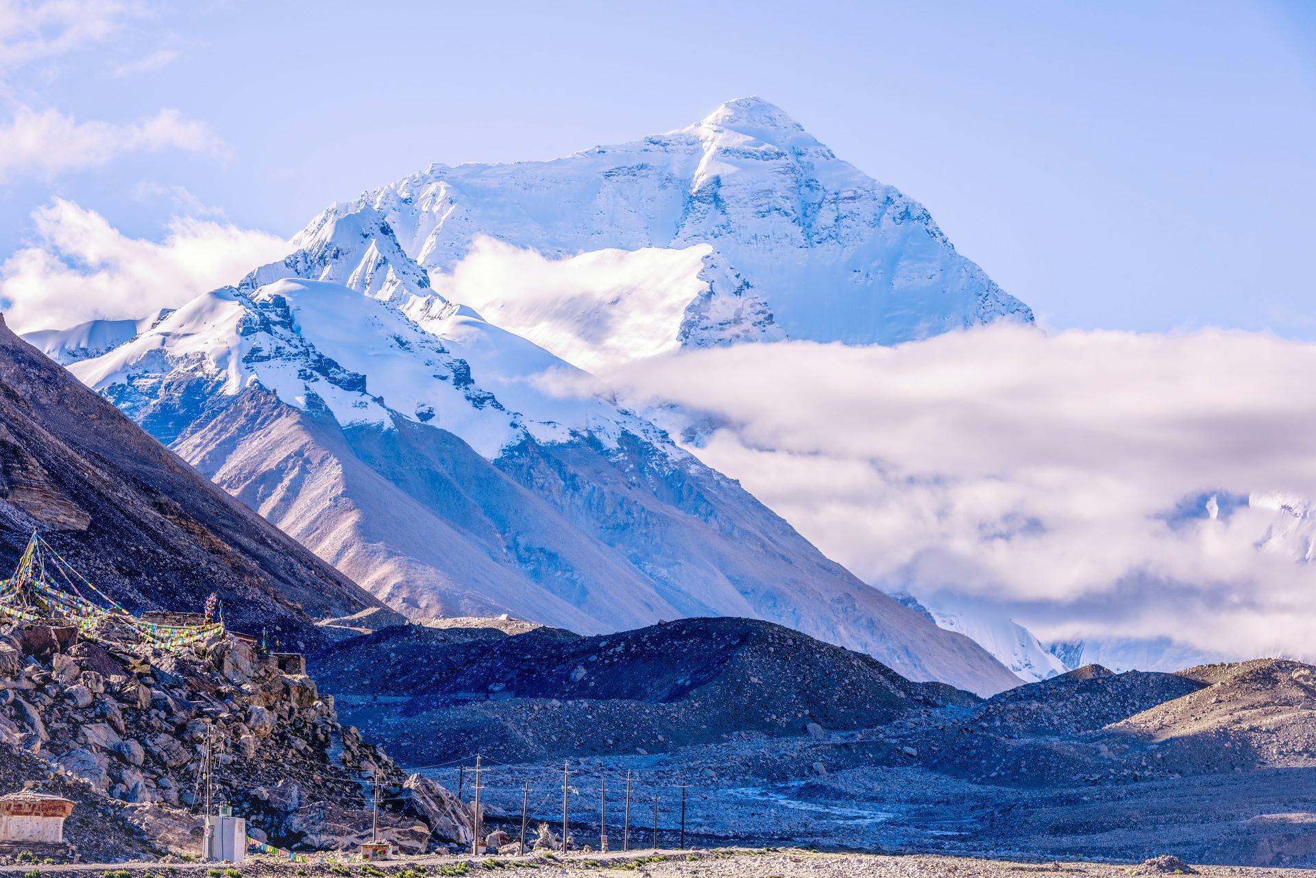 一半在尼泊尔,珠穆朗玛峰究竟是属于中国还是尼泊尔)
