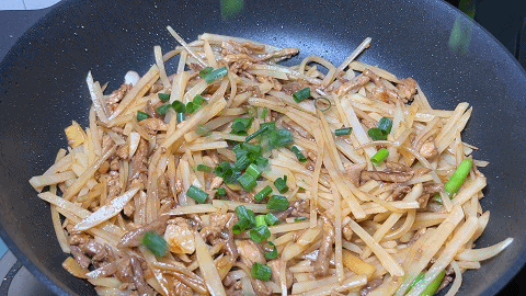 肉炒土豆丝怎么炒好吃，土豆丝炒肉怎样炒好吃（土豆肉丝在家这样做）