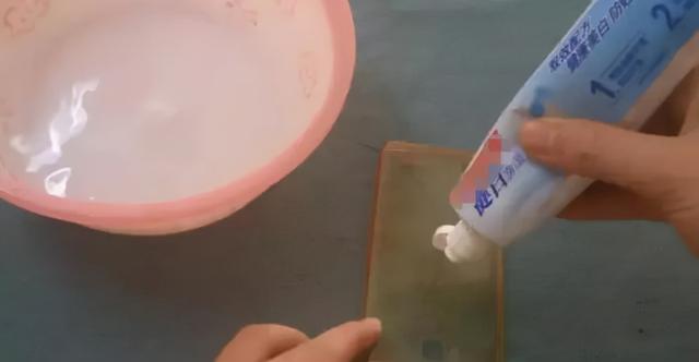 手机壳发黄怎么办，浅色手机壳发黄怎么办（手机壳用久变黄别急着扔）