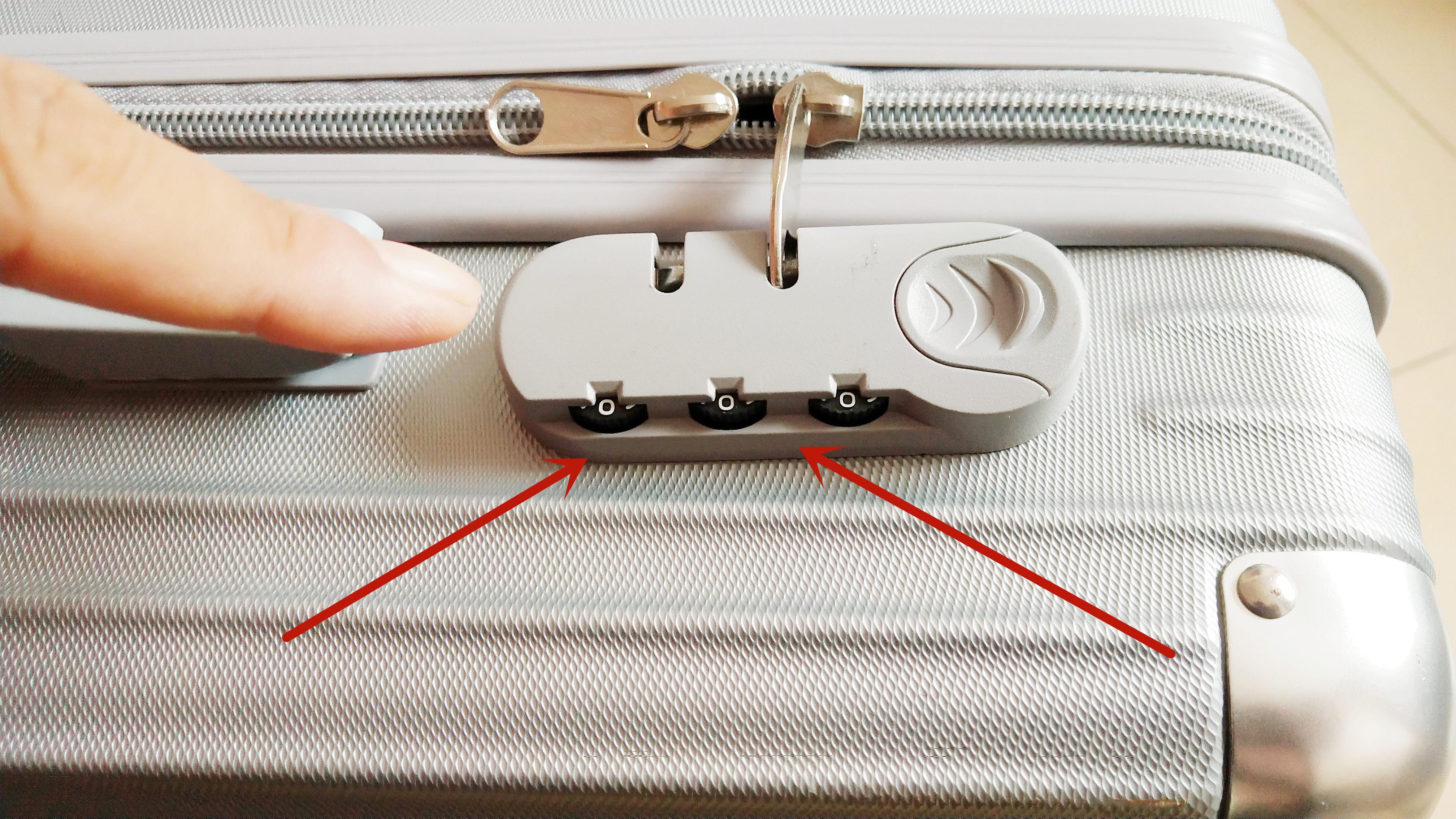 行李箱密码忘了怎么开锁（30秒之内就能打开被锁行李箱的方法）