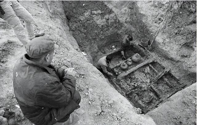 然而在北京定陵就发生过诡异的雷劈人事件,当然了,诡异的事件远远不止