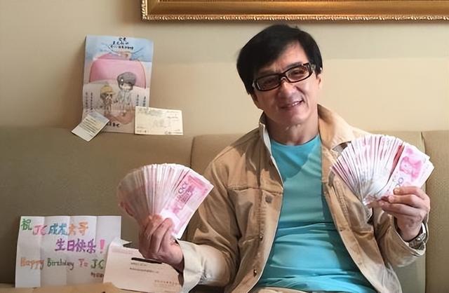 藏品堆满8个仓库，戴2000万名表，豪宅遍布全球，成龙身家太惊人