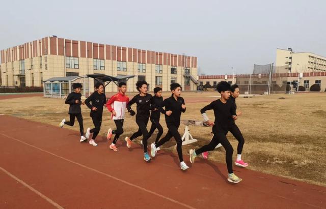 间歇跑和重复跑训练的区别，你跑过最虐的“间歇训练”是什么
