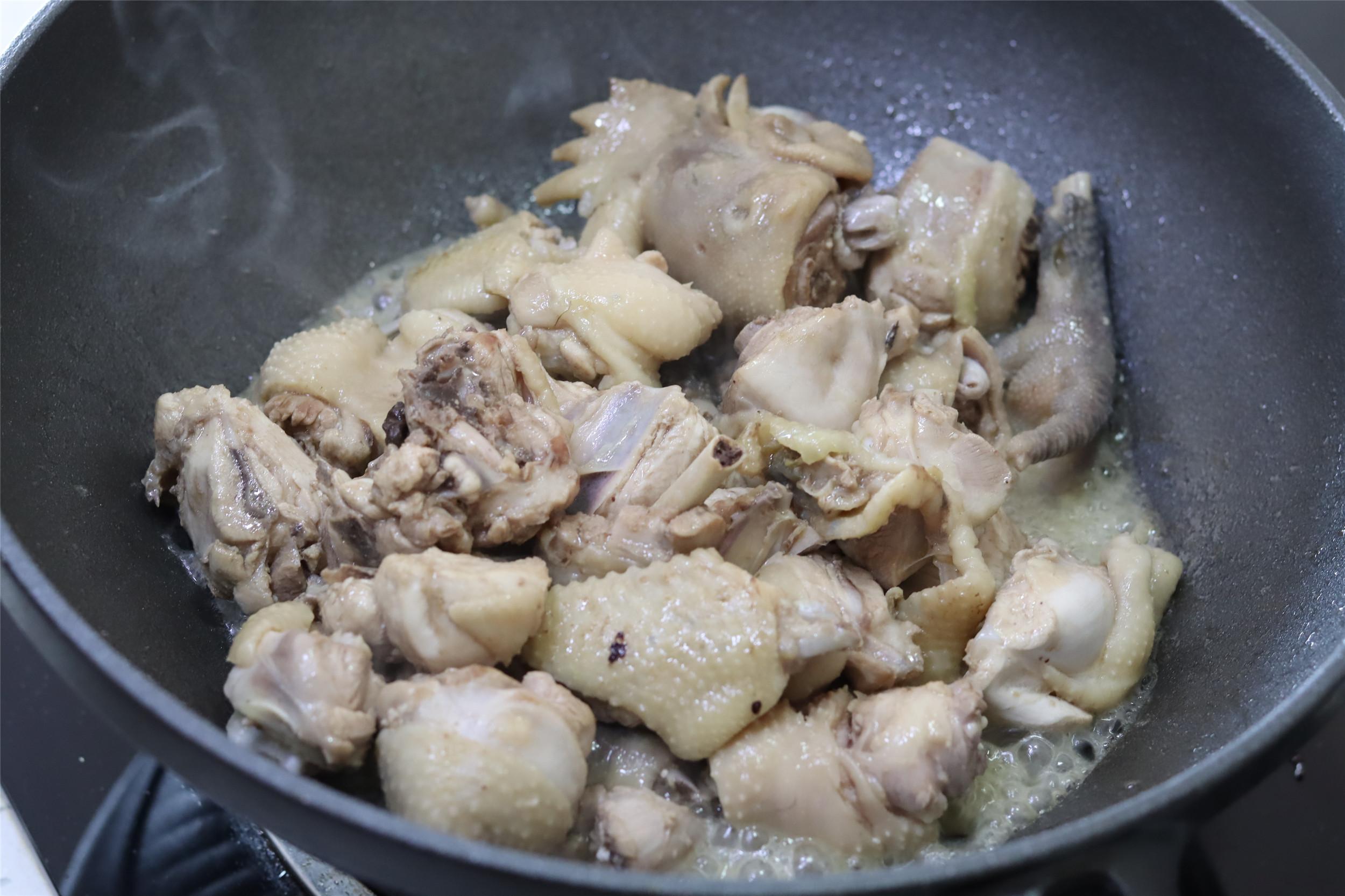 小鸡炖蘑菇的家常做法（附：小鸡炖蘑菇的食材选择）