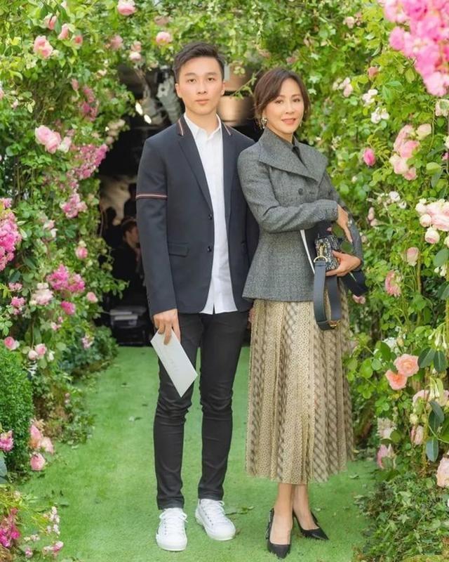 刘嘉玲身价多少亿，刘嘉玲个人简历（同进同出情胜母子）