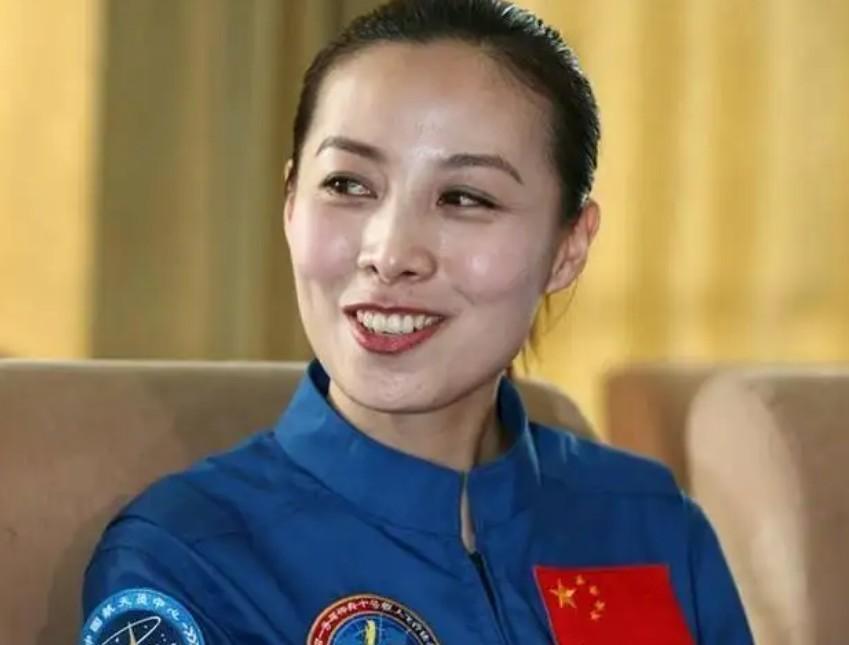 首位升天女航天员是谁(王亚平上天回来后,36岁高龄为丈夫生下一个女儿