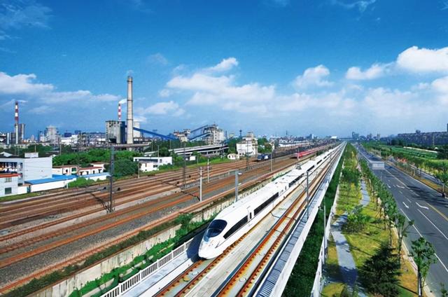 生活中有哪些海市蜃楼现象，生活中有哪些海市蜃楼现象及原因（空中一列火车飞驰而过）