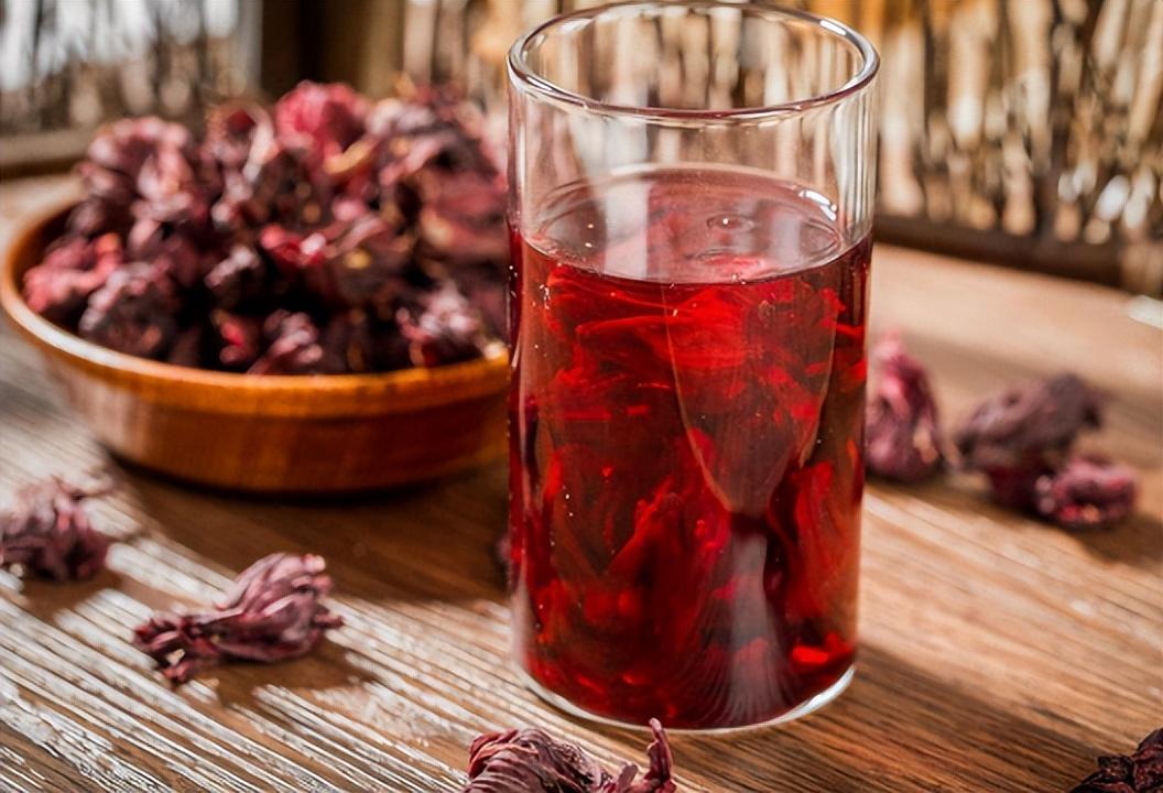 适合女性长期喝的花茶，玫瑰花泡水喝竟有6个害处（建议常喝5款“养颜茶”）
