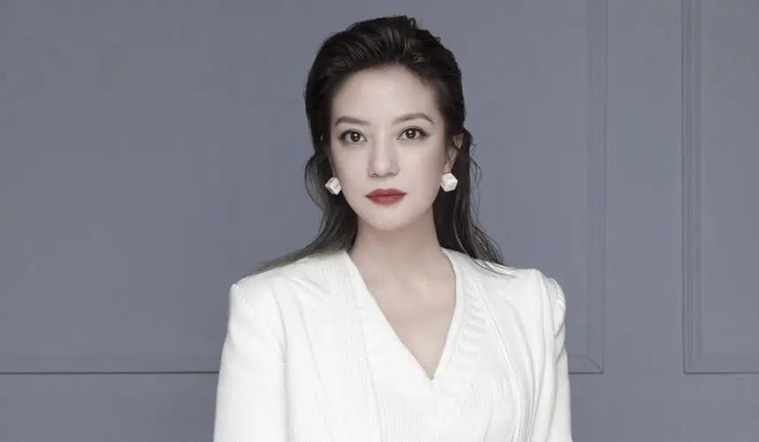 赵薇个人资料简介出生年月(47岁赵薇现身机场击破移民传闻,评论区沦陷