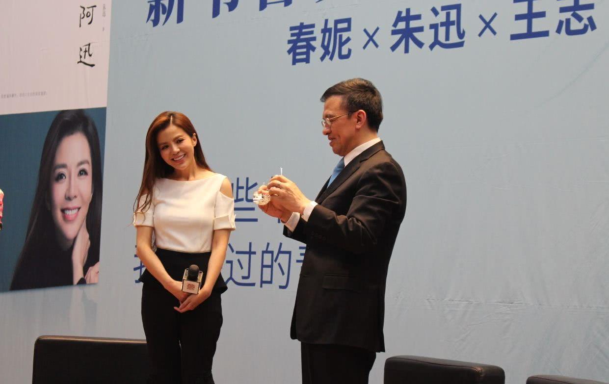 主持人朱迅结婚了吗(03年央视名嘴与朱迅闪婚,婚后危机不断,这对老夫