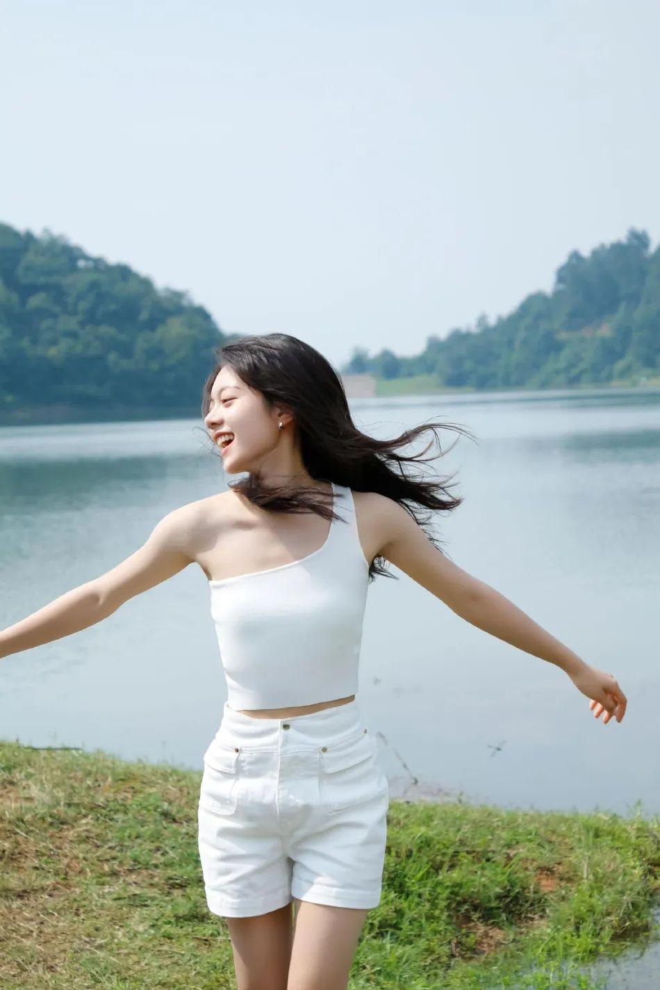 赵今麦个人资料(00后女星赵今麦湖畔写真半露香肩) | 趣解网